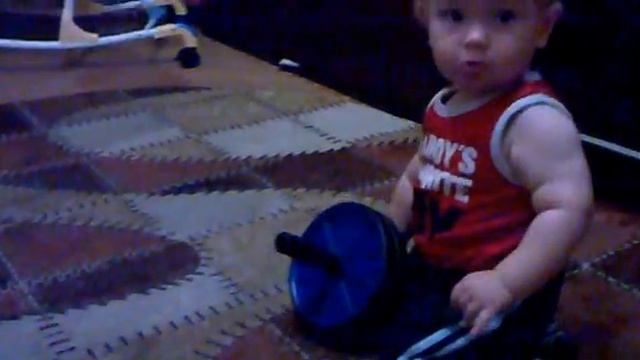 малыш  спортсмен(very sporty kid 11.5 months)mp4