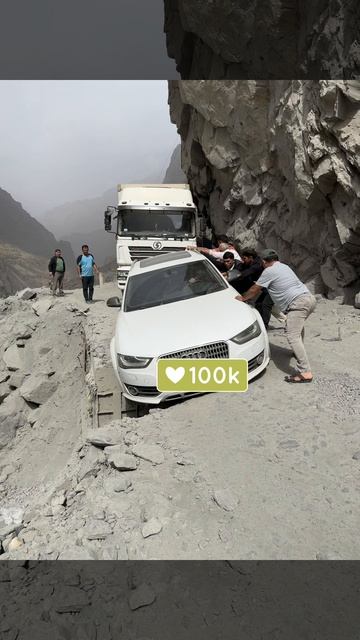 Обвал дороги на Памире