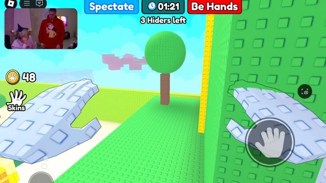 играю в две игры. roblox 🥰