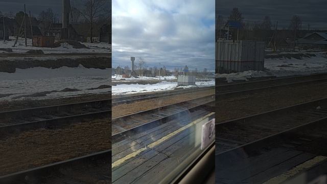 Вид из окна пригородного поезда Шлаковая - Стальная на станцию Озерница, апрель 2025 год