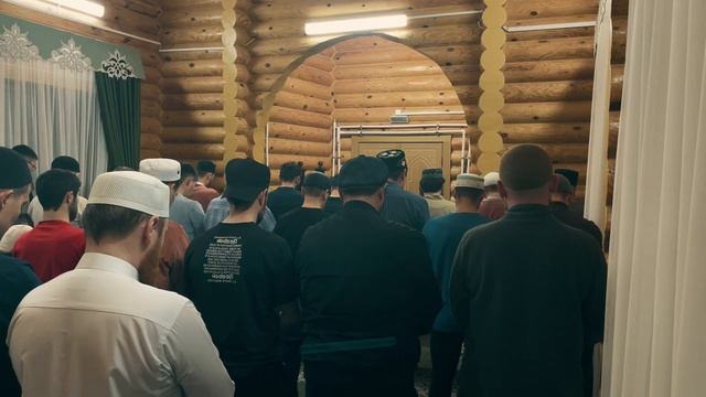 Молодой имам в Рамадан Таравих проводит