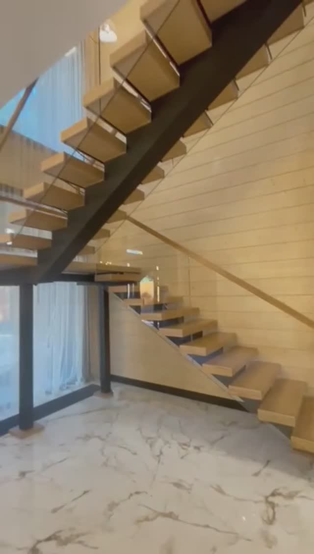 Деревянная лестница со стеклом