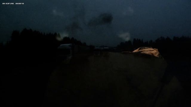 Удар молнии по машинам