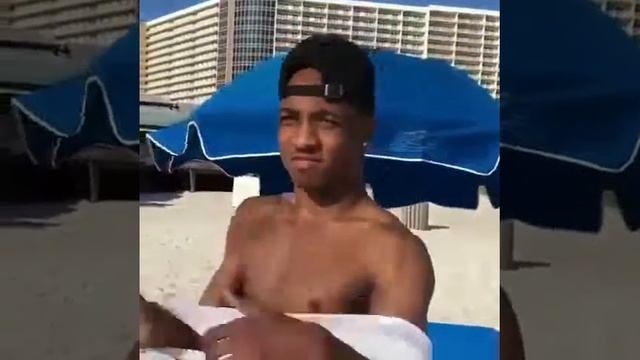 Straight friends: "I dare you to kiss a girl"
Me: "iight bet"
Also me: 😂😂