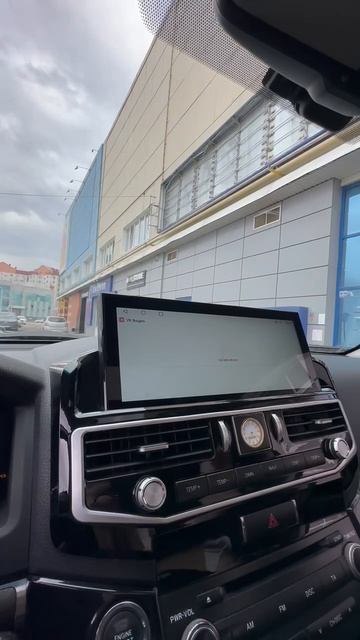 Toyota Land Cruiser 200 на установке премиального устройства на базе Андроид