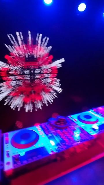 DJ Studio & School.. можно выбрать контролер, проигрыватели или винил
