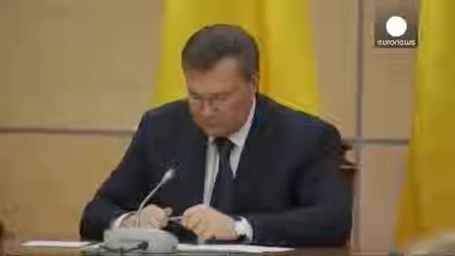 Янукович сломал ручку, извиняясь перед Украинским народом