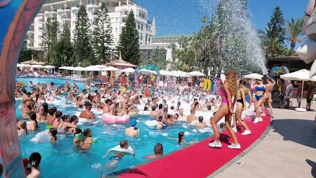 Delphin Diva Pool Party