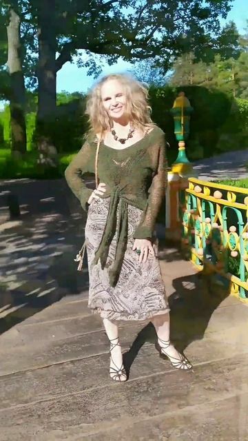 Комплект ручной работы: Джемпер летний 'Киви" + колье и браслет "Цветок лотоса ".