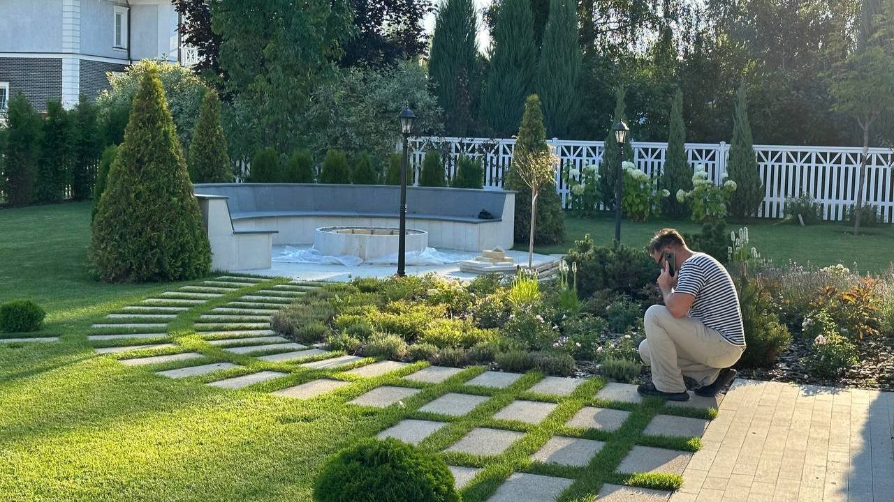 Я Андрей Хворых - ландшафтный дизайнер. В видео информация обо мне.