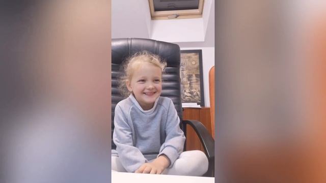 Ева сдаёт тест по английскому🤗Её успехи должны быть на канале👍😍