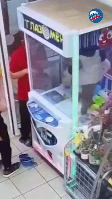 В Хабаровском крае ребёнка засунули в автомат с игрушками