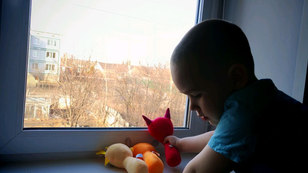 смотрим в окно со спрунки в деревне, жизнь в деревне, красота, деревенский день, пятница