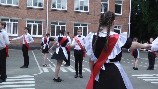 Танцуют все)  Выпускной 2021