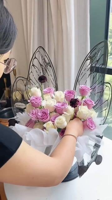 use the butterfly wrap paper to make a stunning bouquet box🦋🌸 #florist #flowerarrangement
