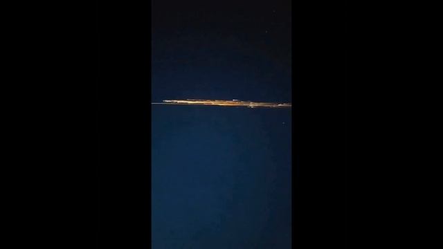 Потрясающий вид на сгорающий в атмосфере метеор