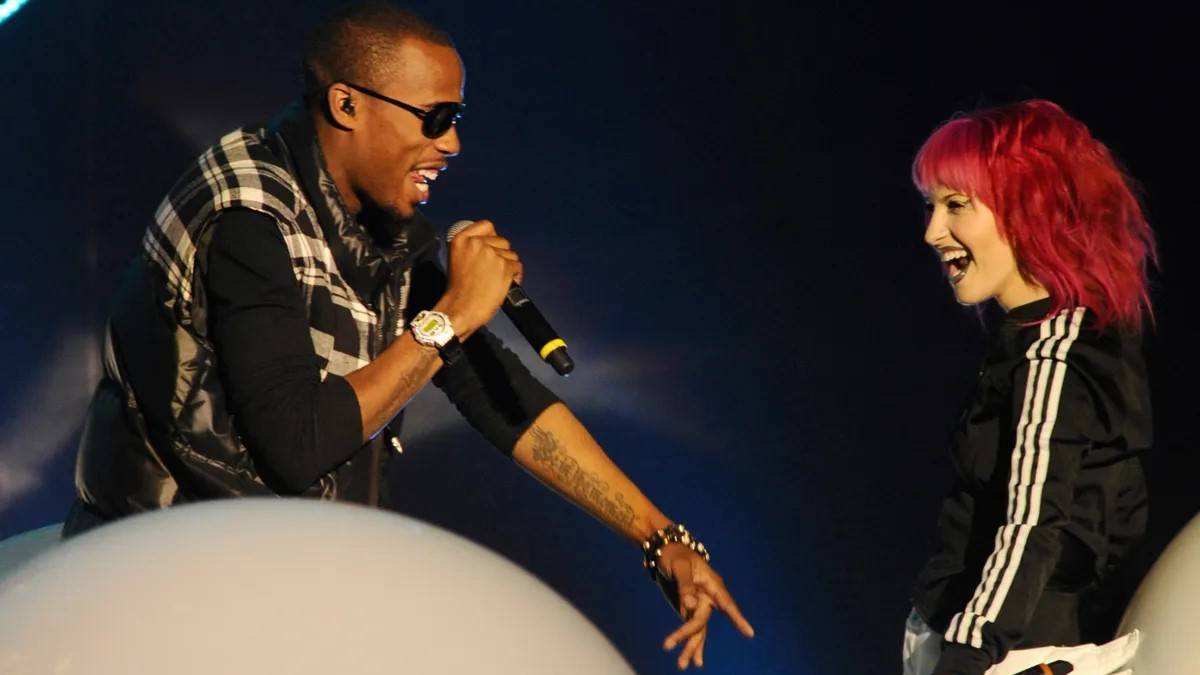Hayley Williams &  B.o.B - Airplanes  MTV EMA (2010)