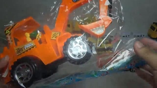 экскаватор и гоночный автомобиль получает от удивленного мешок