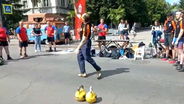 2022.07.24. На проспекте Мира в Красноярске. Жонглирование гирей.