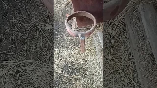 сделал подставка под ведра для поения теленка