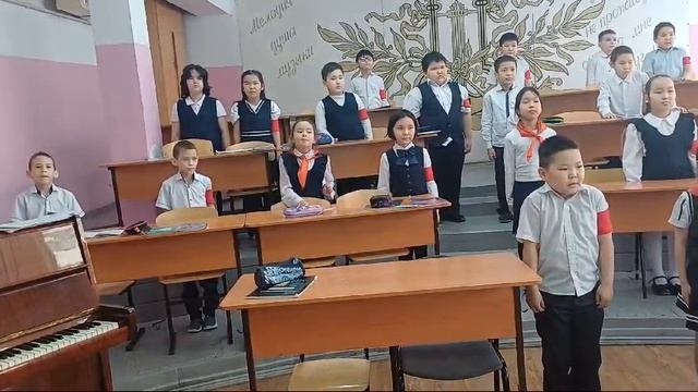ученики 2д класса МОБУ СОШ 33, г.Якутск
с песней "Будущий солдат" готовятся к школьному фестивалю