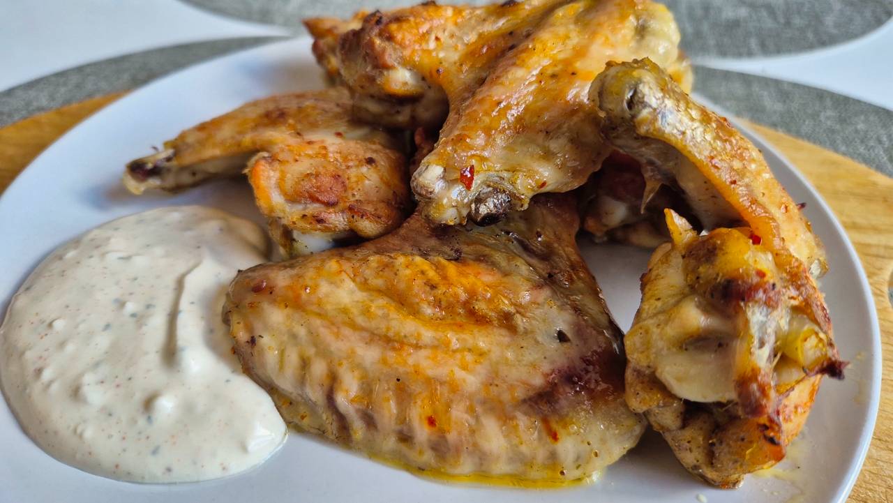 Куриные крылья с аджикой и чесночным соусом.