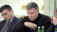 Видео как Аваков кидает стакан с водой в лицо Саакашвили