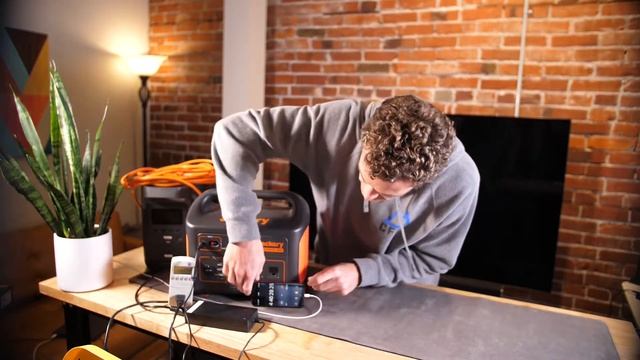 Charging the Jackery 1000 Test! AC Test from 0 to 100 percent charge. How long does it take?