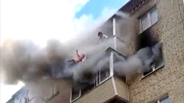 «Не кидай!», — люди кричали под окнами дома! Но мужчина поступил иначе…