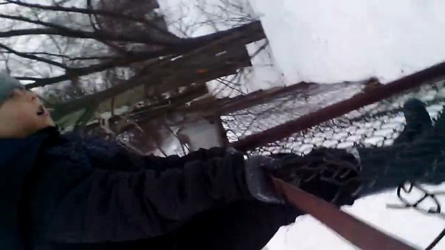 Мальчик прыгнул в снег рыбкой