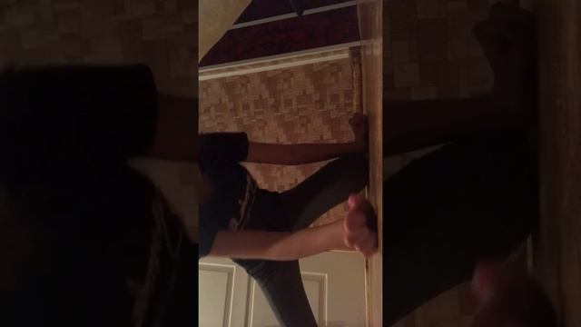 Учимся садится на поперечный шпагат)
