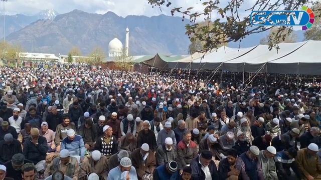 Thousands of worshippers offer Jumat-ul-Vida prayers at Dargah Hazratbal in Srinagar.