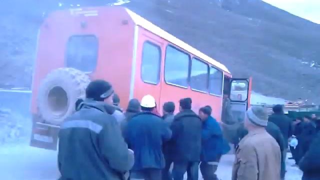 пересменка горняков на горном участке. хужир энтерпрайз2012г.