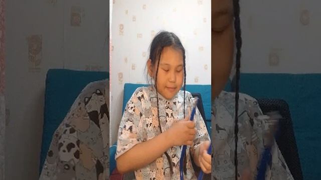 вырезаю лапку из дерева_