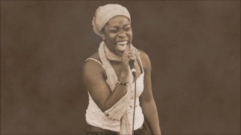 Iyeoka - Hum The Bassline ⁄ Poem For Love (Lyrics)