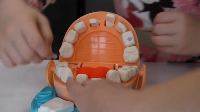 Катя открывает набор #МистерЗубастик #плэйдо . В кабинете у стоматолога. #DoctorDrillnFill  #PlayDo
