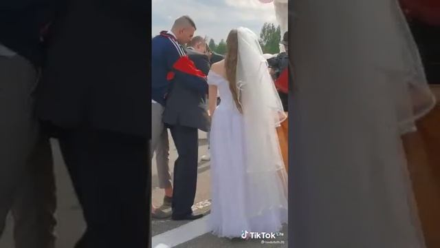 смешно-пьяный-жених-на-свадьбе