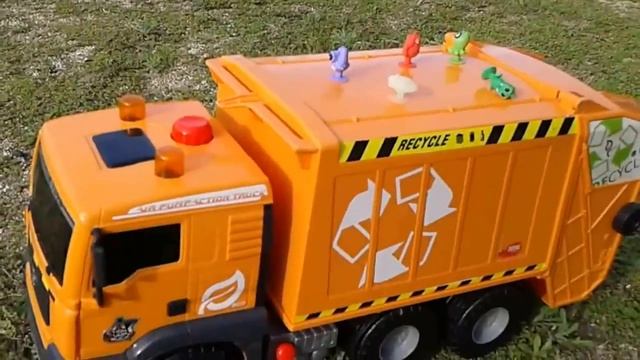 ИГРУШЕЧНЫЙ МУСОРОВОЗ,монстрики и их подарок Camion de basura de juquete