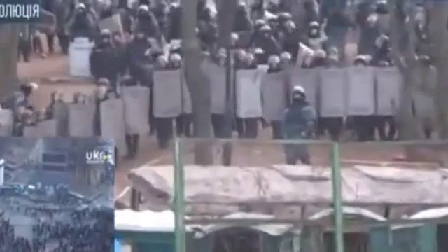 Беркут бросается камнями в митингующих