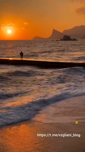 Судак в свете весеннего заката, Республика Крым🌊🌅https://t.me/vzgliani_blog #travel #видео #shots