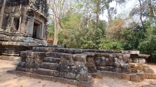 Inside Thommanon Temple