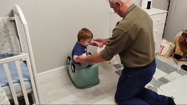 Малыш придумал новую игру с дедом.