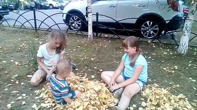 Андрюша кидает листья Август 2017