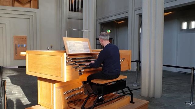 Hallgrimskirkja church organist practising