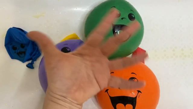 Воздушные Шарики с Водой. Учим Цвета с Шариками. Песенка про Шарики. Лопаем Шарики.