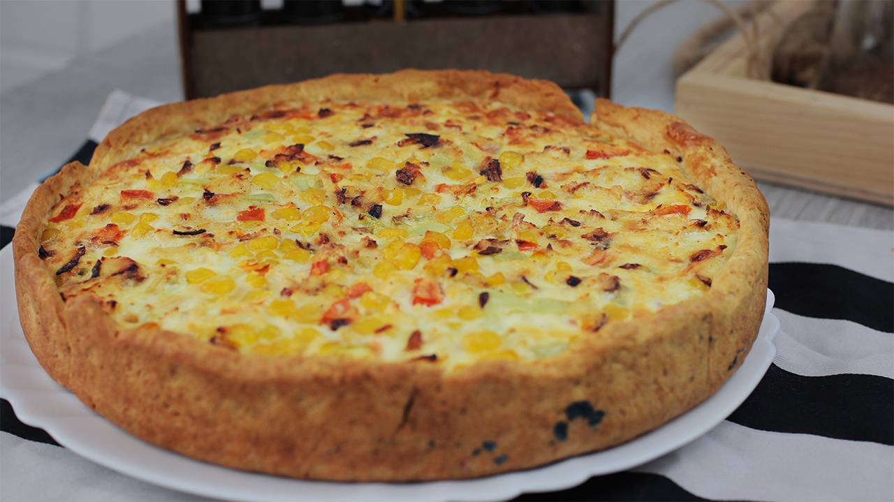 Открытый пирог с курицей и овощами