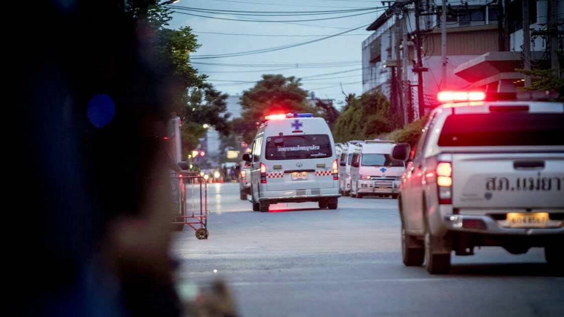 Туристический автобус перевернулся на юге Таиланда, 21 пассажир пострадал