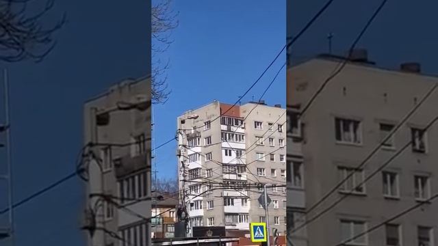 На Московском проспекте мужчина кидает камни с крыши девятиэтажки