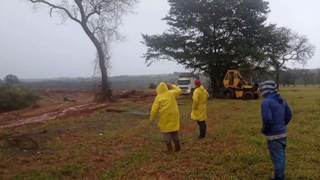 VOLVO FH 520 TRAÇADO DANDO TRABALHO NO ATOLEIRO