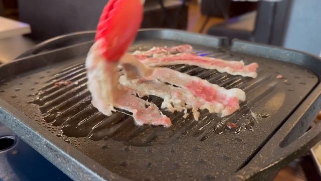 Барбекю по-корейски в ресторане Asian BBQ. Говядина на гриле, свинины нет.